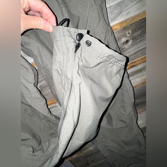 Womens pants mountain hardwear- size 8- - Picture 5 of 5